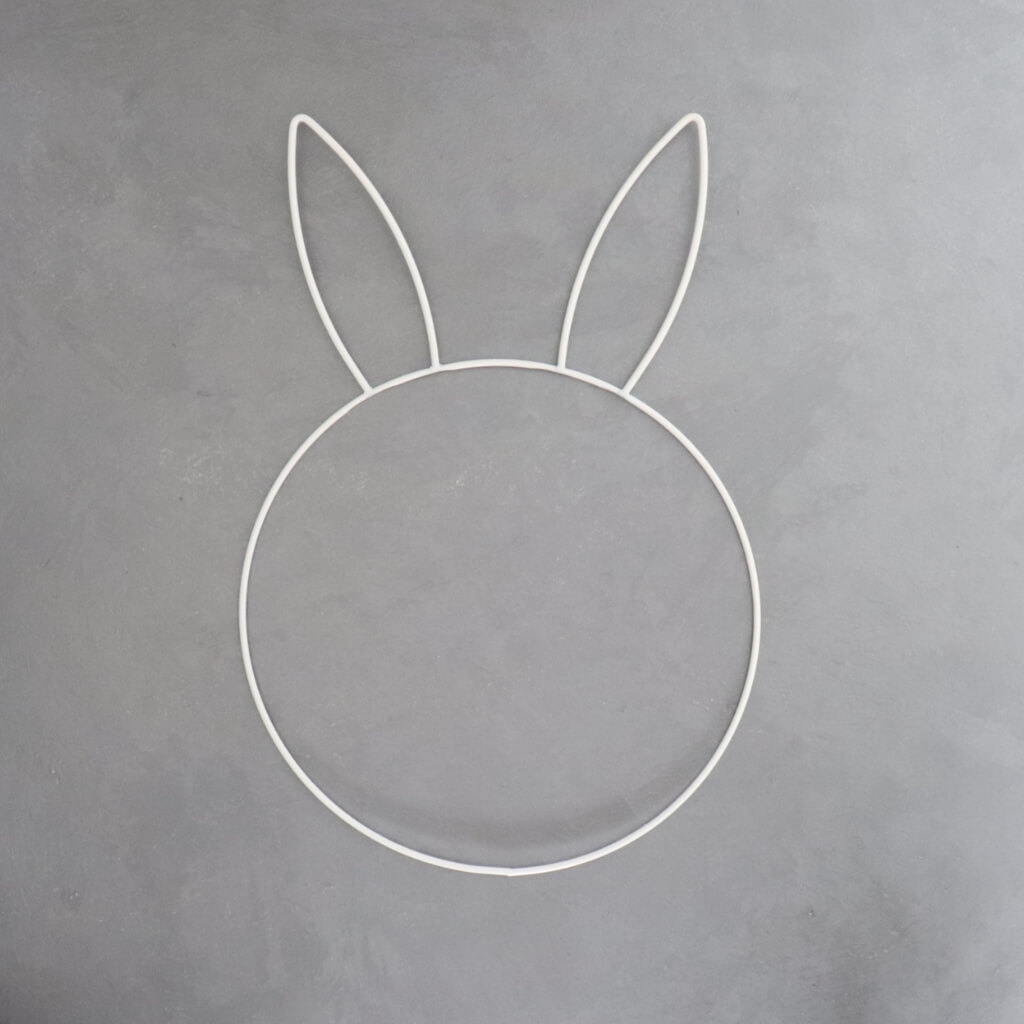 Dekorační kruh zajíc – bílá, 30 cm, kovová velikonoční dekorace